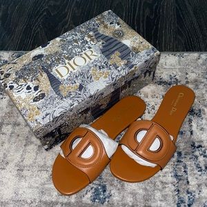 Reposhed. Worn 3x. Normal wear and tear. Like new condition on the top